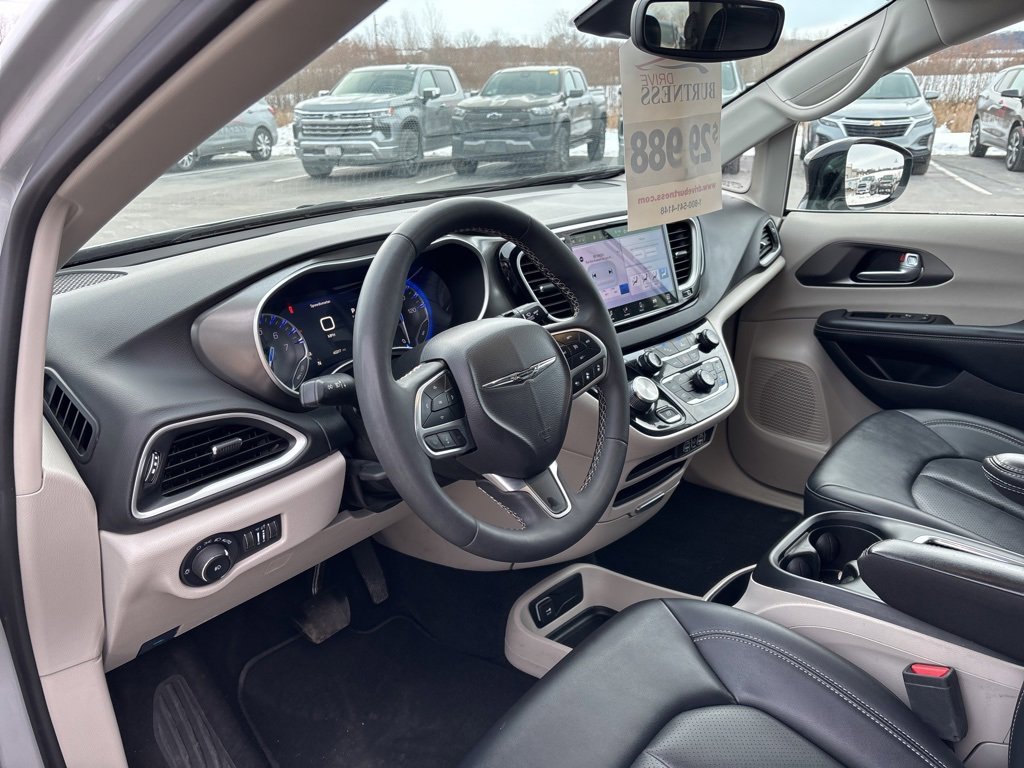 Used 2024 Chrysler Pacifica Touring-L image 11