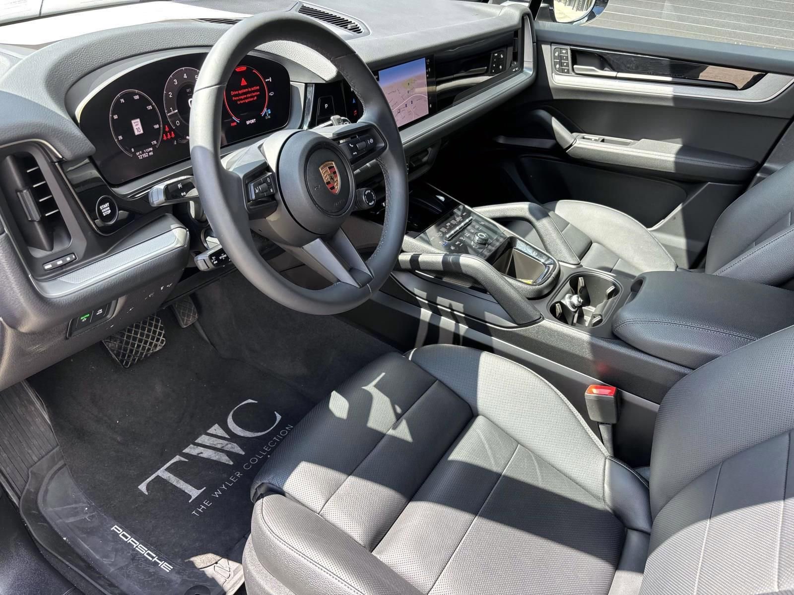 Used 2025 Porsche Cayenne AWD/4WD image 4