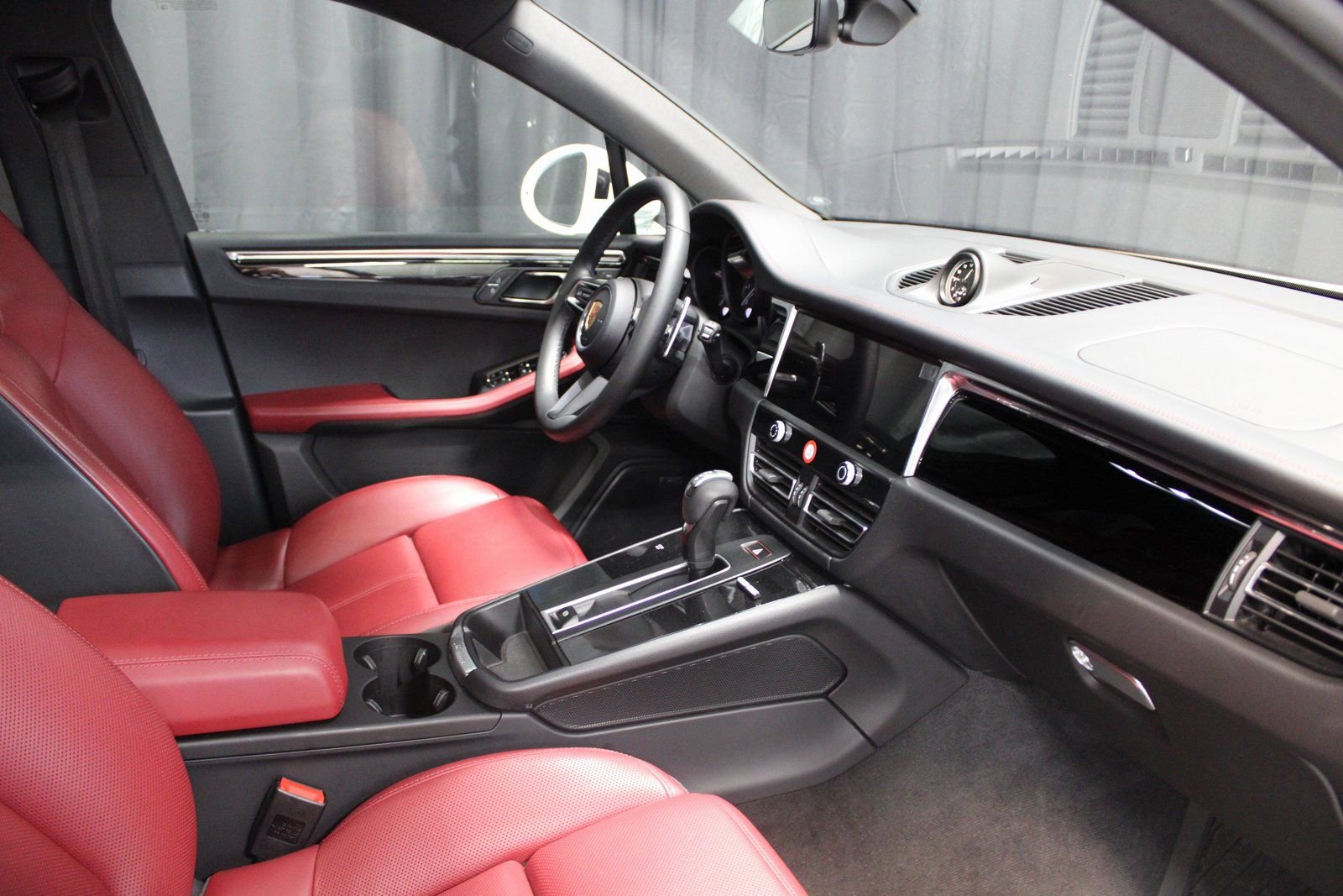 Certified 2025 Porsche Macan image 27