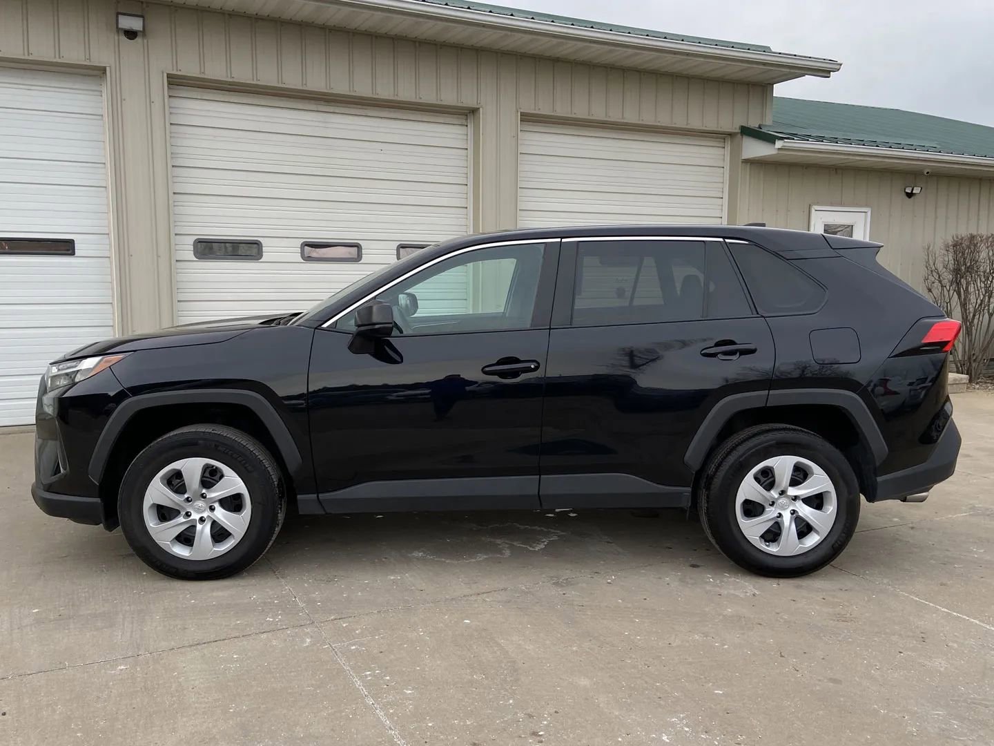 Used 2024 Toyota RAV4 LE AWD/4WD image 4