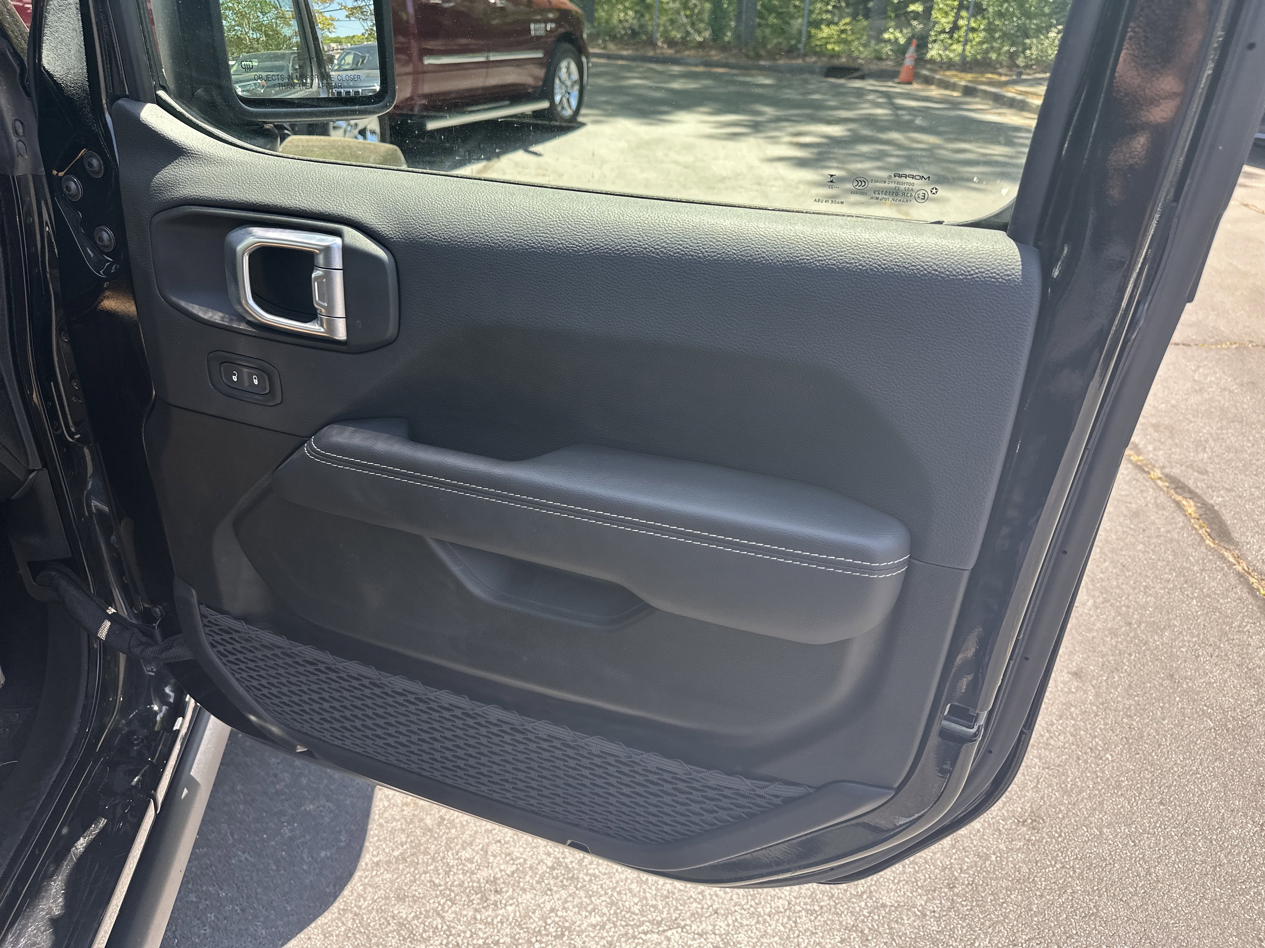 Used 2023 Jeep Wrangler Unlimited Rubicon w/ Cold Weather Group AWD/4WD image 18
