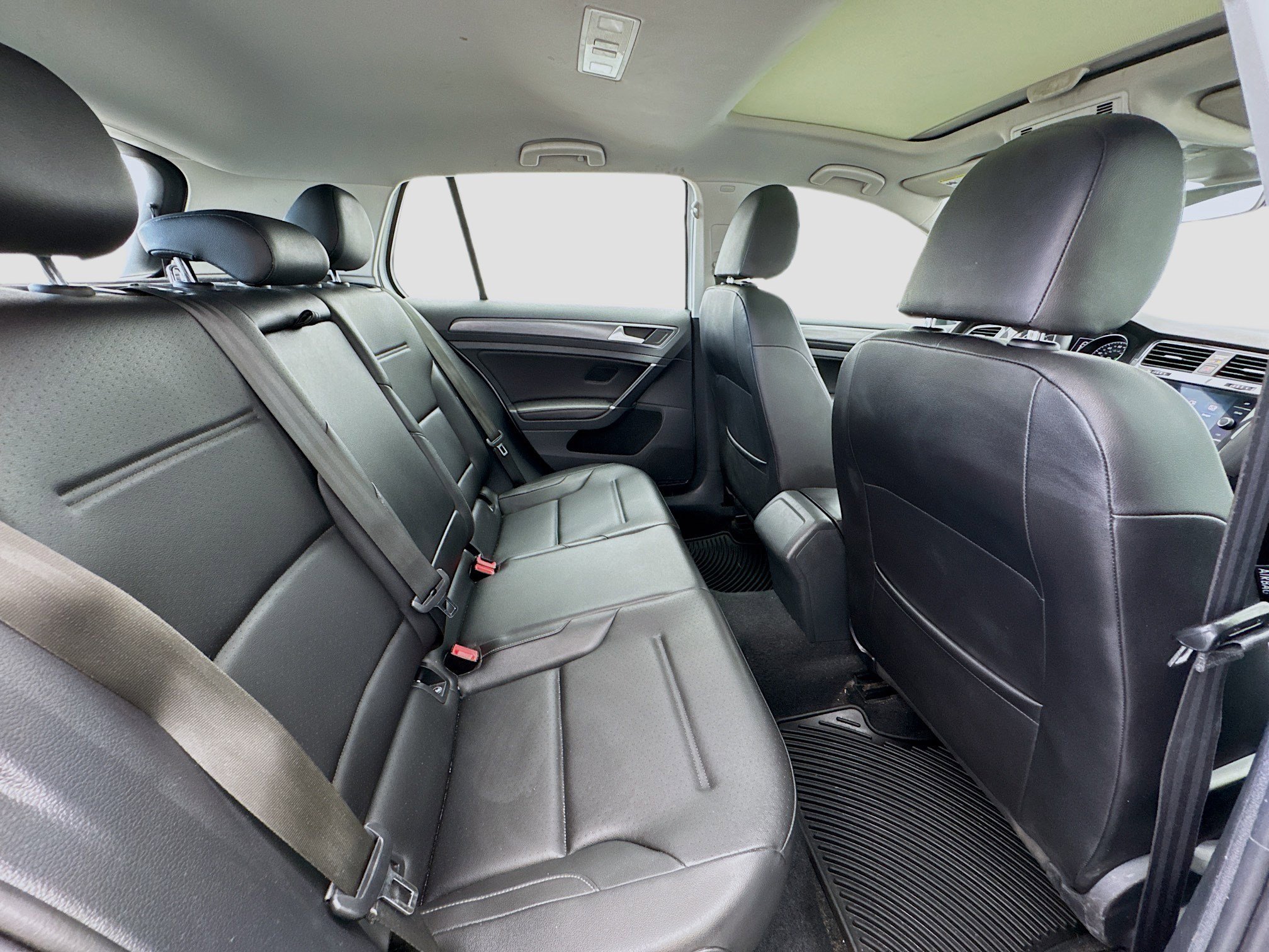 Used 2019 Volkswagen Golf SE w/ Driver Assistance Package image 18