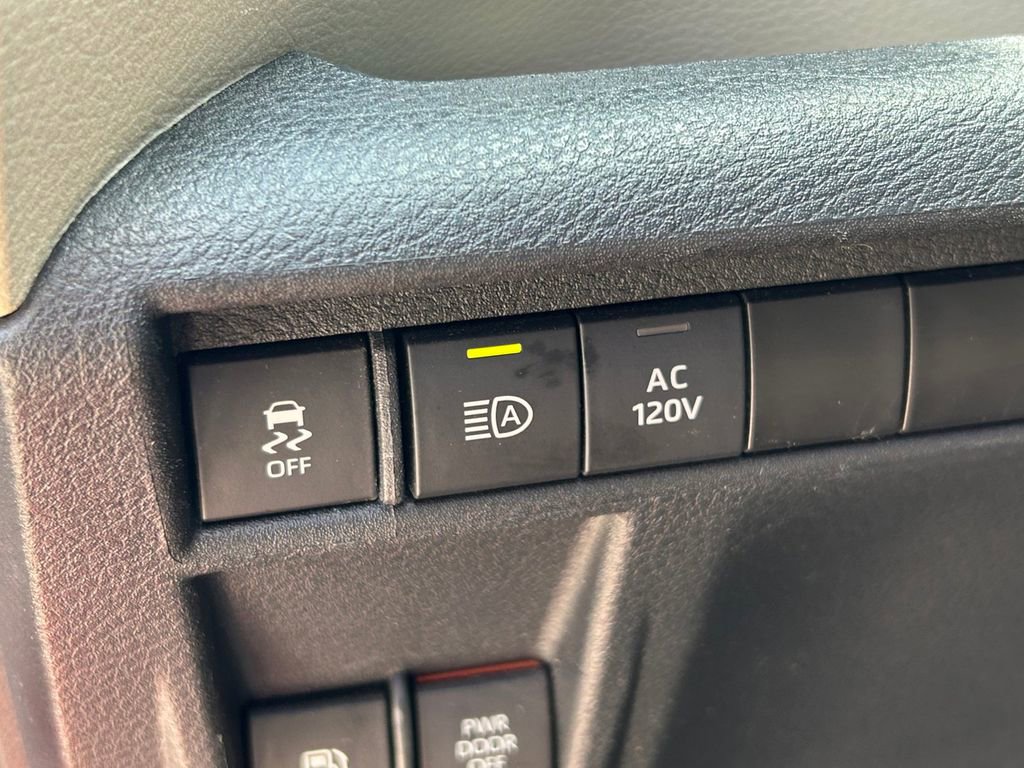 Used 2023 Toyota Sienna Limited FWD image 31