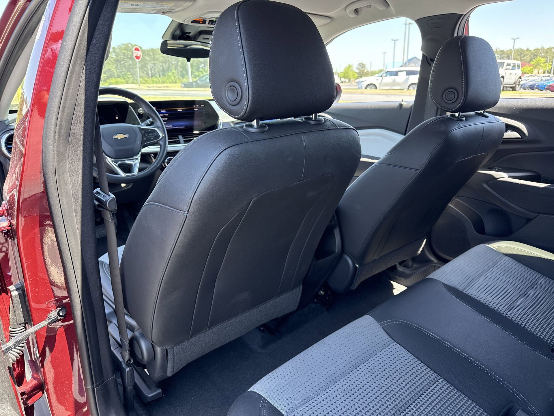 Used 2025 Chevrolet Trax LT w/ LT Convenience Package FWD image 17
