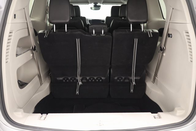 Used 2024 Chrysler Pacifica Touring-L image 19