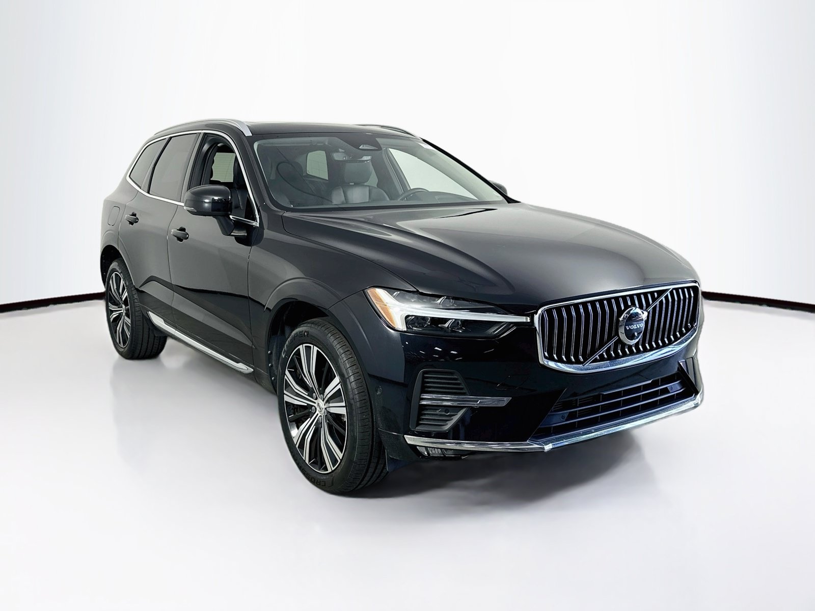 Used 2023 Volvo XC60 B5 Plus w/ Protection Package Premier AWD/4WD image 3