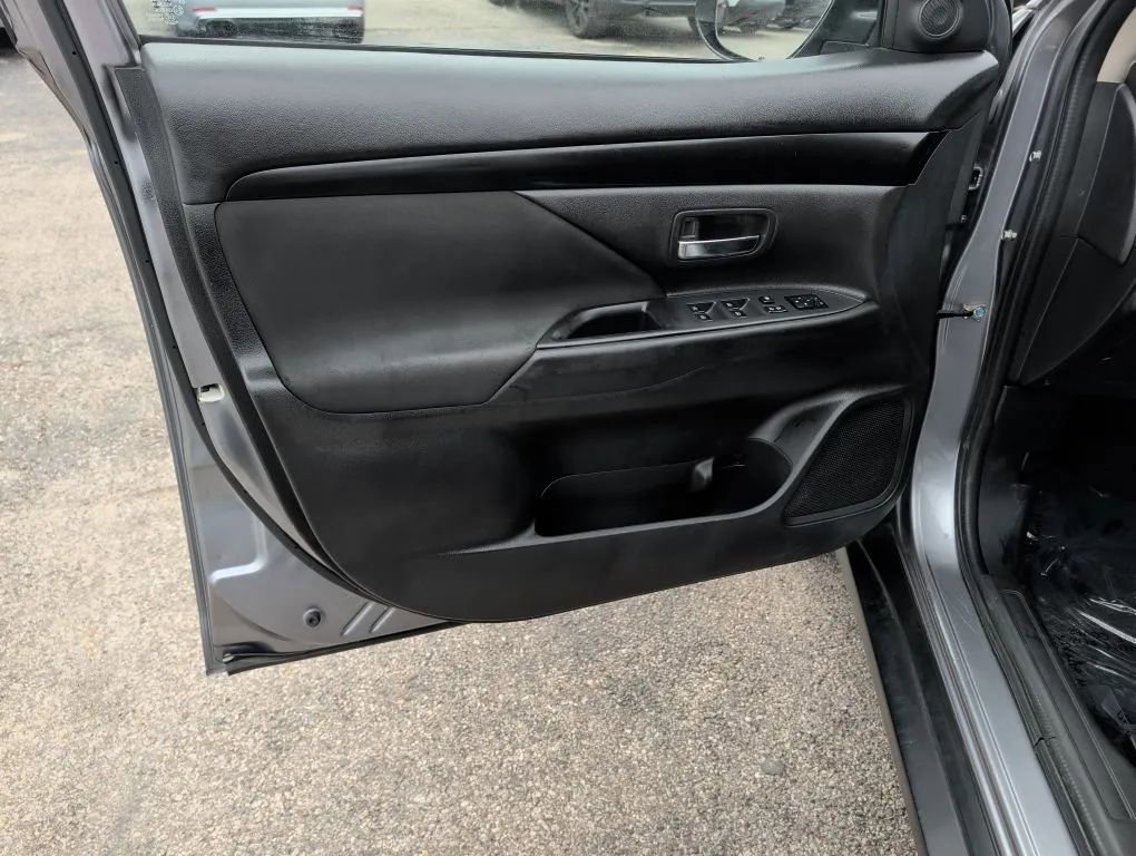 Used 2019 Mitsubishi Outlander ES FWD image 13
