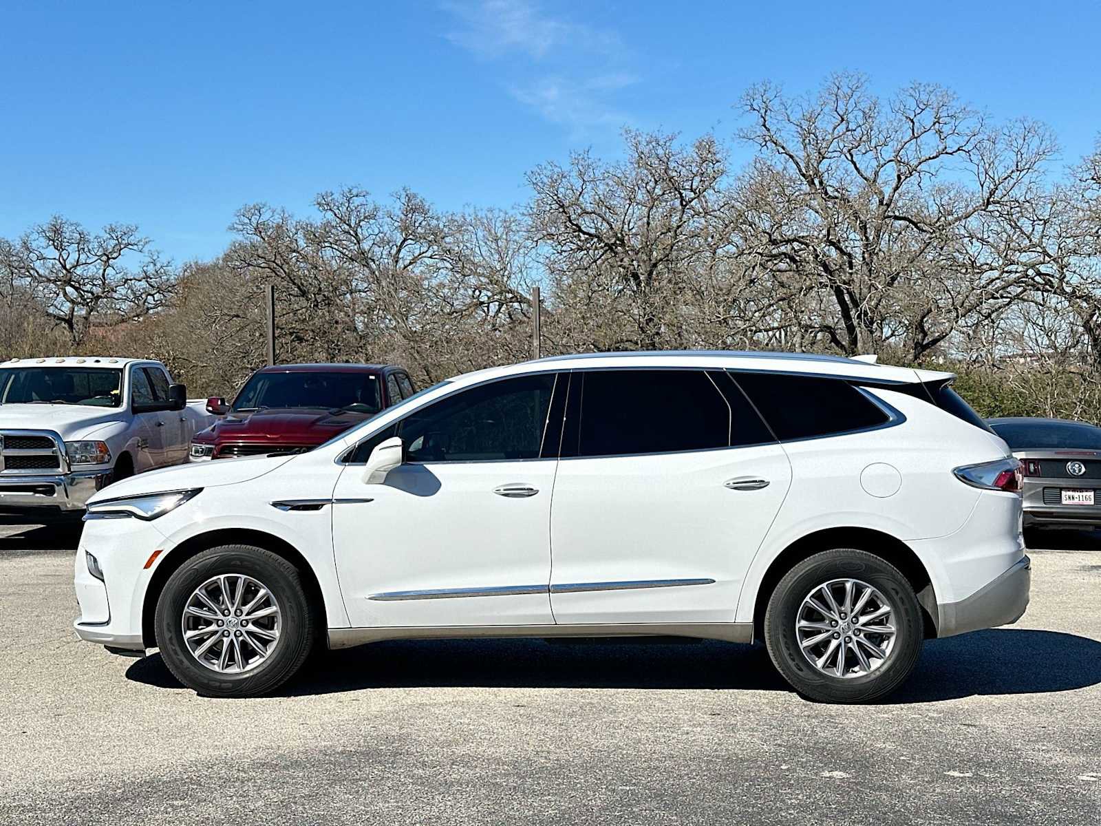 Used 2024 Buick Enclave Essence image 12