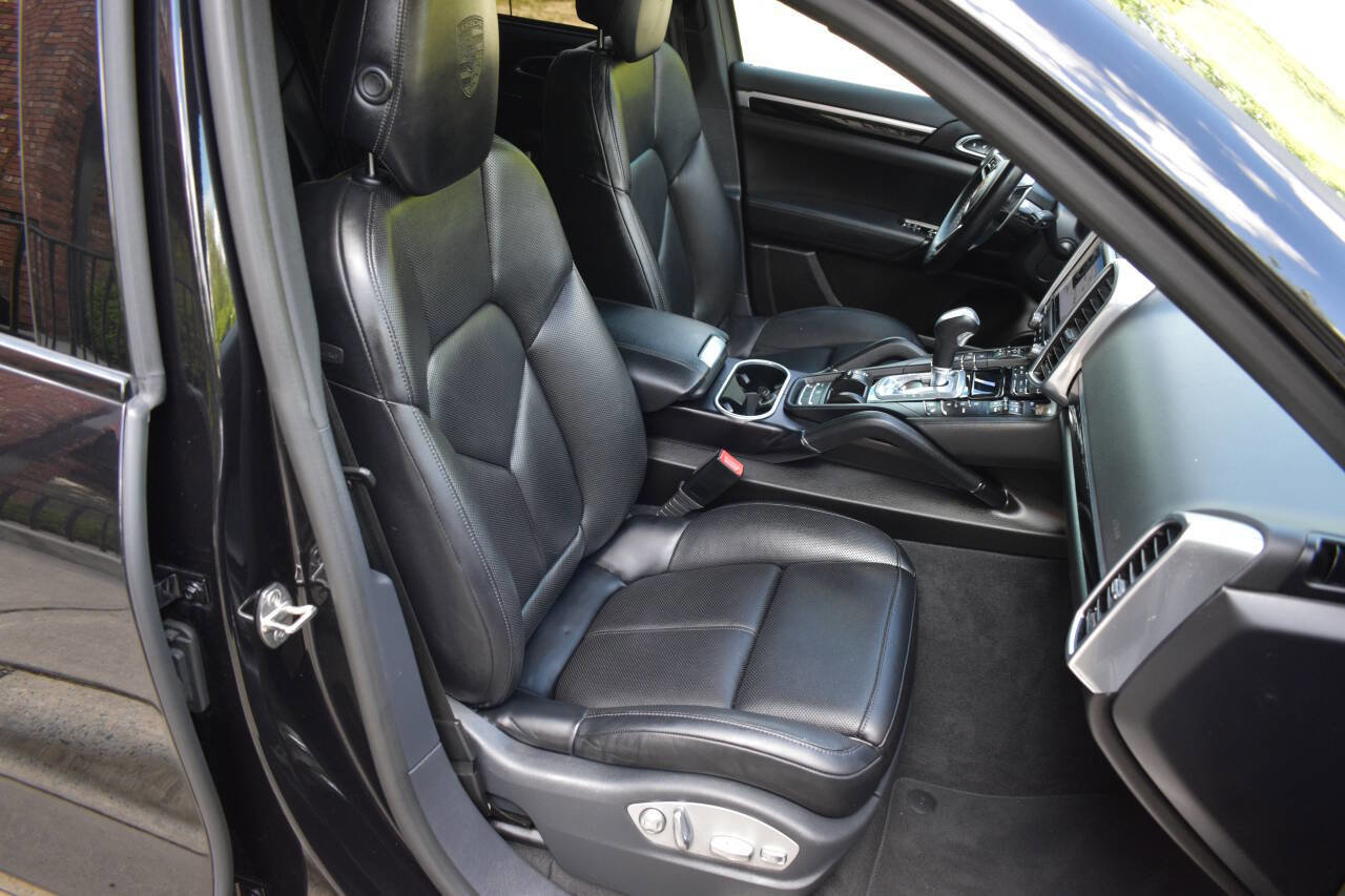 Used 2018 Porsche Cayenne Platinum Edition AWD/4WD image 22