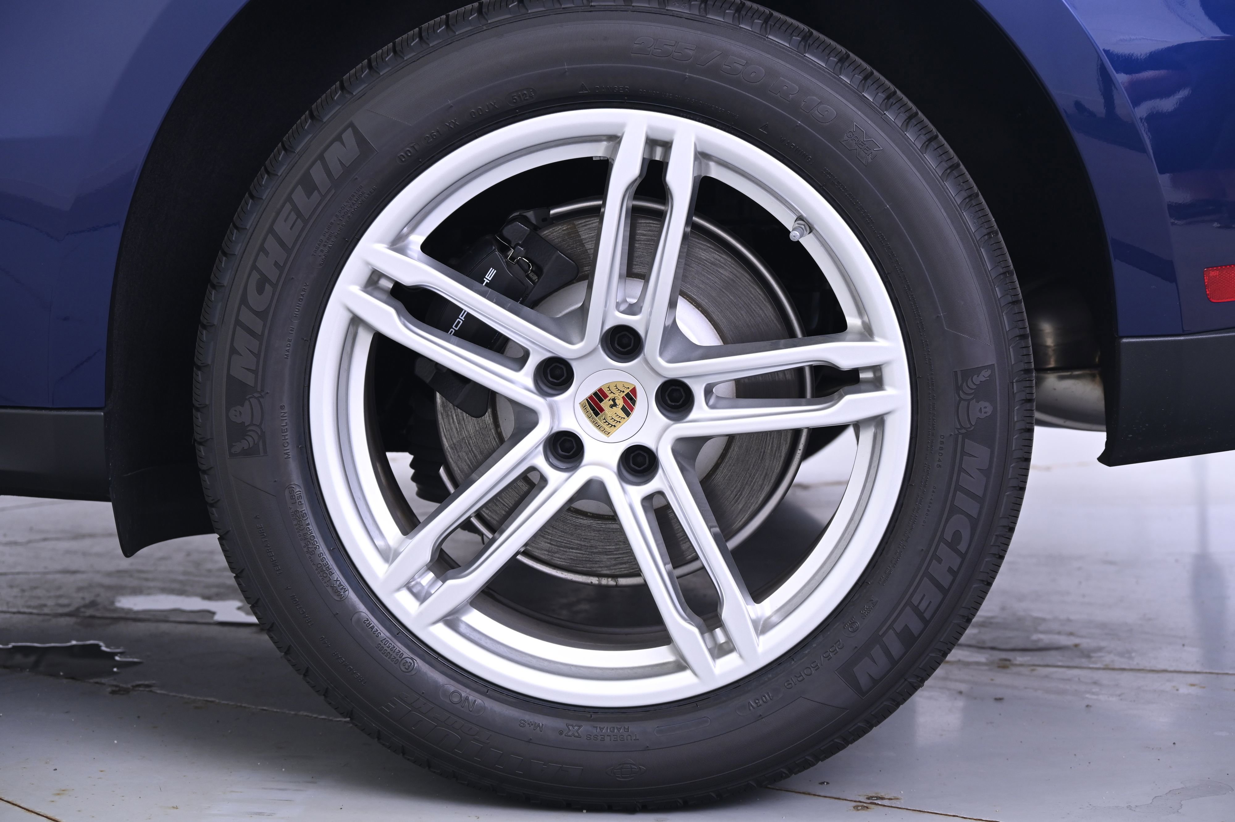 Certified 2025 Porsche Macan image 12