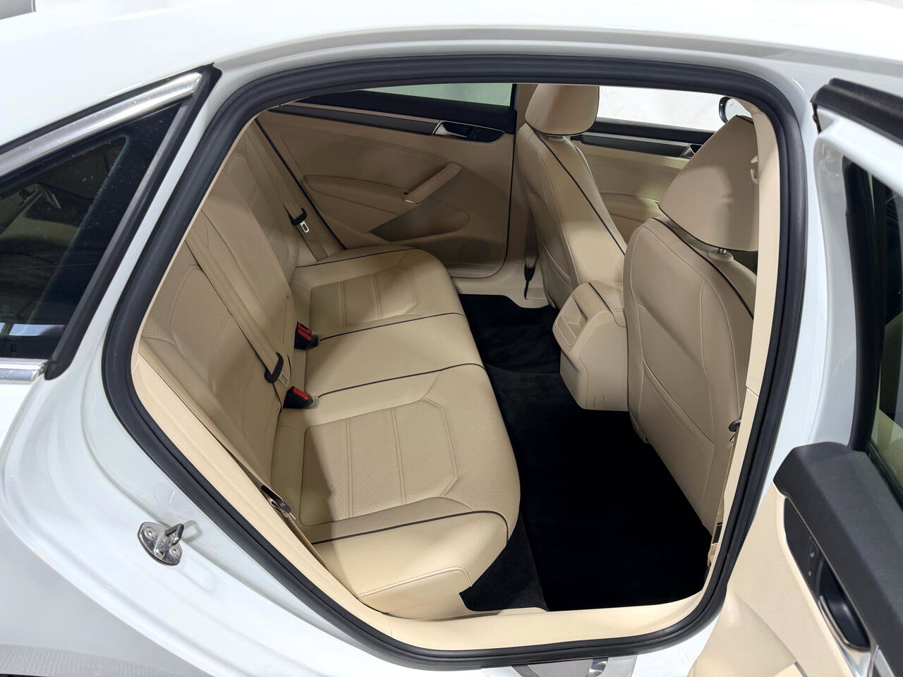 Used 2017 Volkswagen Passat 1.8T R-Line image 15