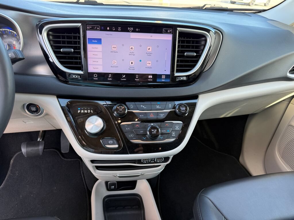 Used 2024 Chrysler Pacifica Touring-L FWD image 26