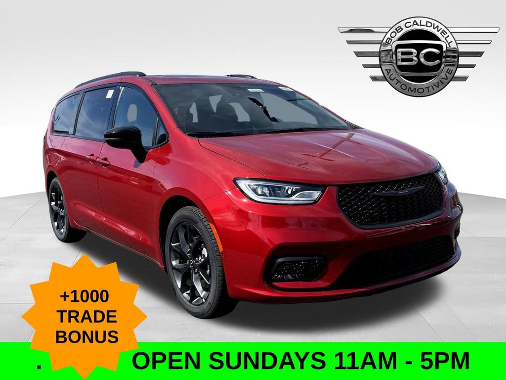 New 2026 Chrysler Pacifica Limited w/ Uconnect Theater Family Group