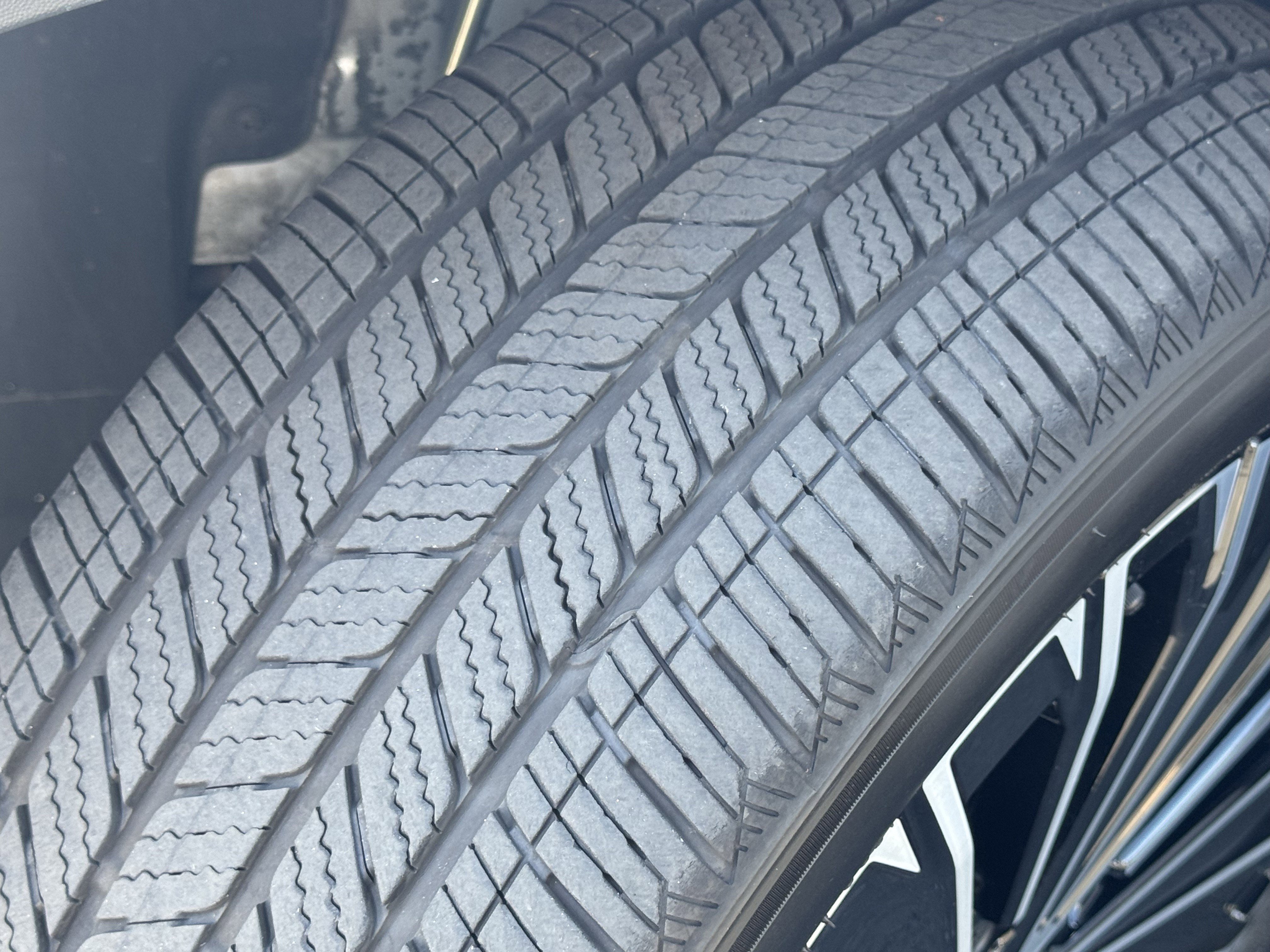 Used 2025 Volkswagen Taos SE image 12