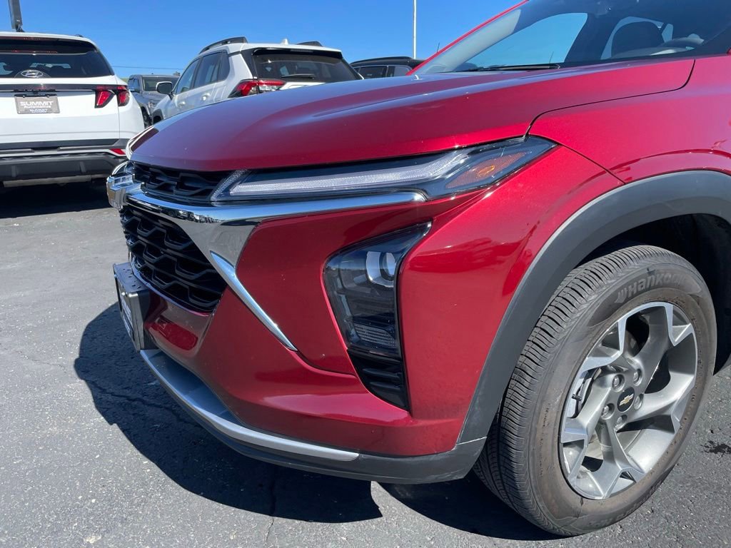 Used 2025 Chevrolet Trax LT FWD image 32
