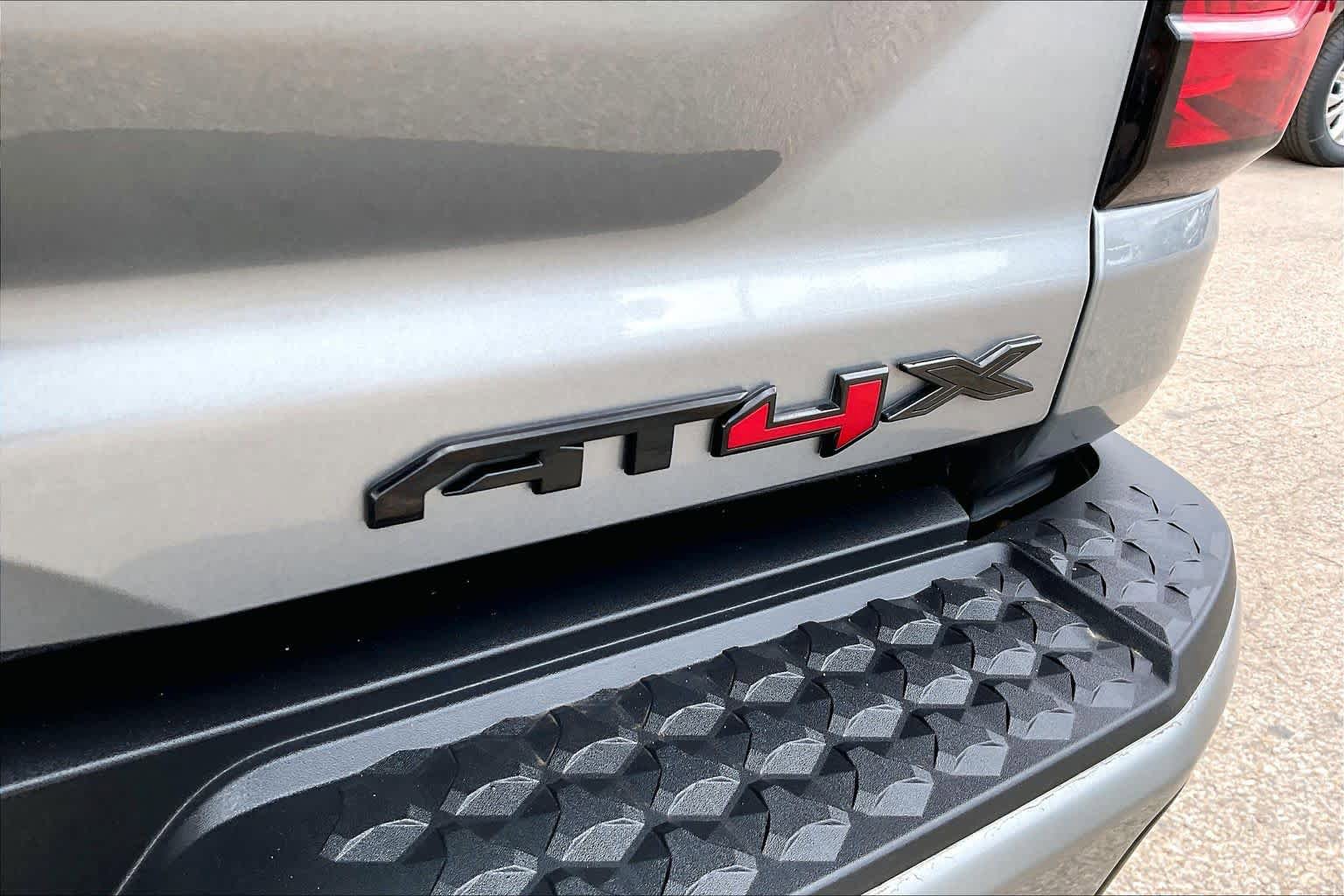 Used 2024 GMC Canyon AT4X AWD/4WD image 10