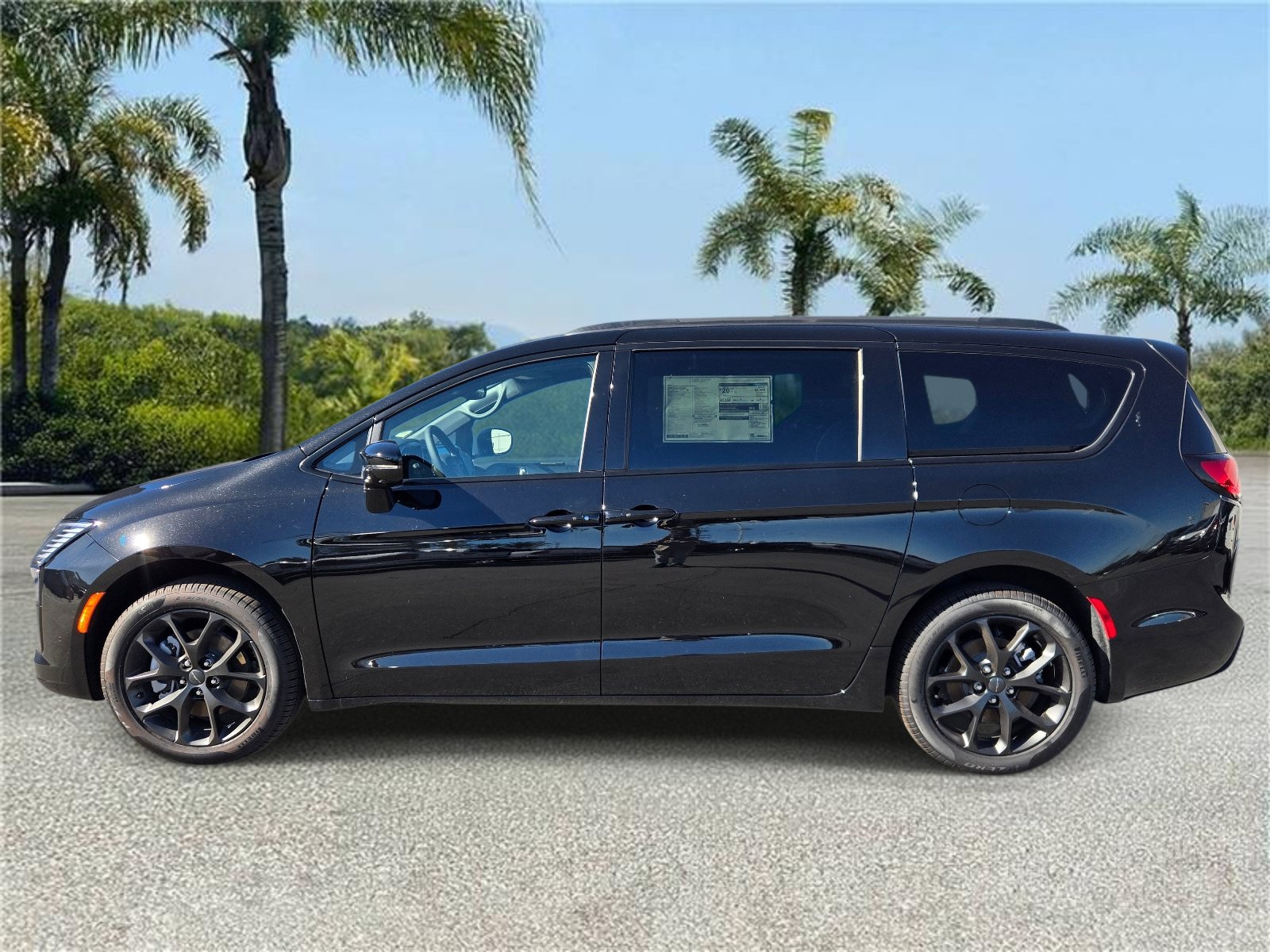 New 2027 Chrysler Pacifica Limited w/ Family Tech Group AWD/4WD image 2