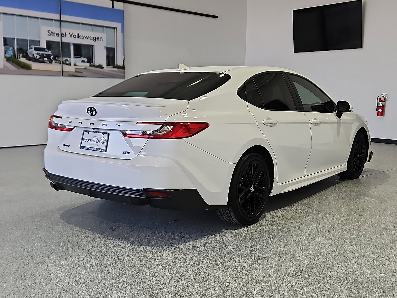 Used 2025 Toyota Camry SE w/ Convenience Package FWD image 3