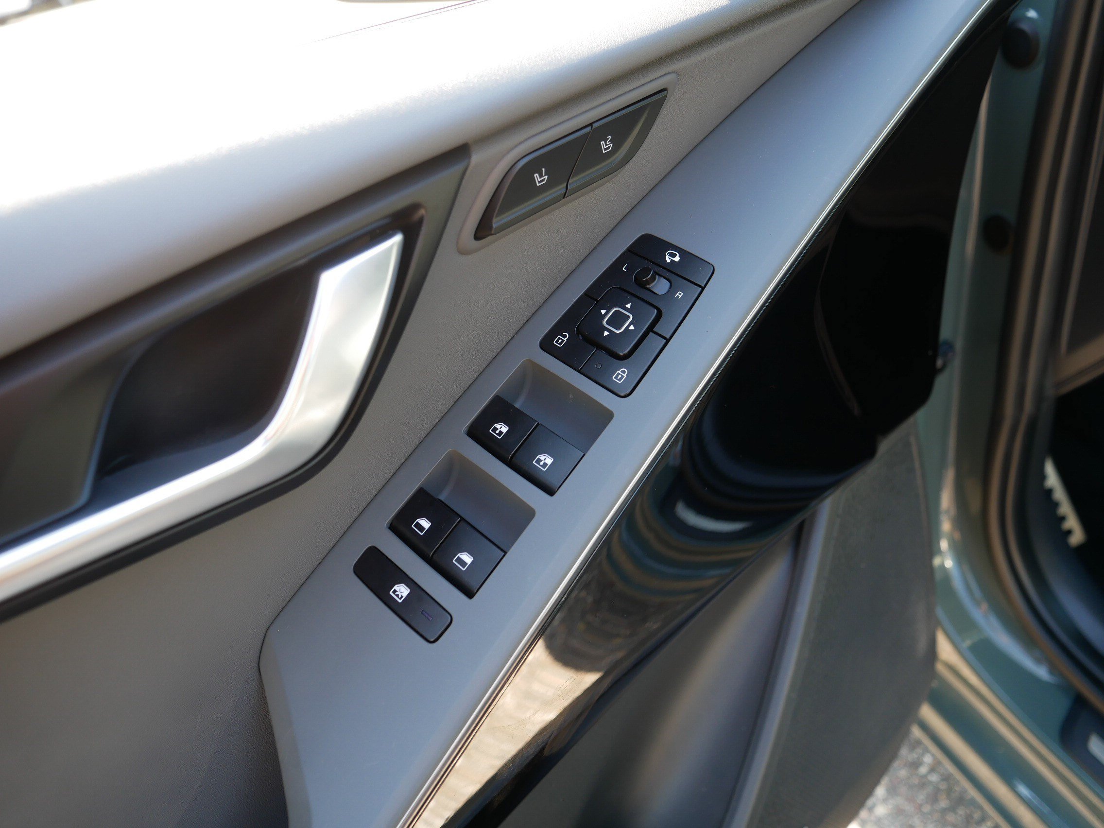Certified 2025 Kia Niro SX Touring FWD image 19