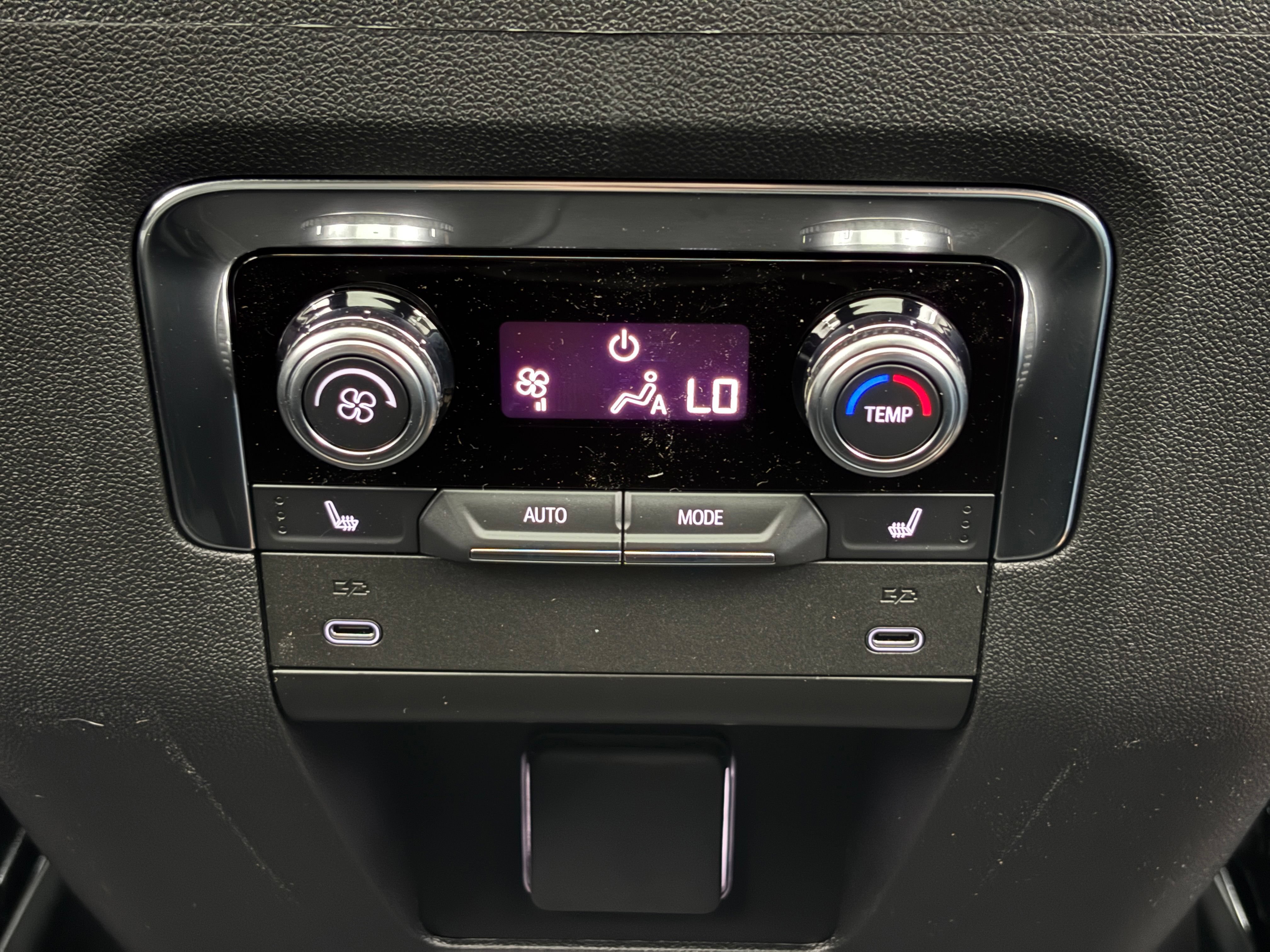 New 2026 GMC Yukon XL AT4 w/ AT4 Preferred Package AWD/4WD image 8