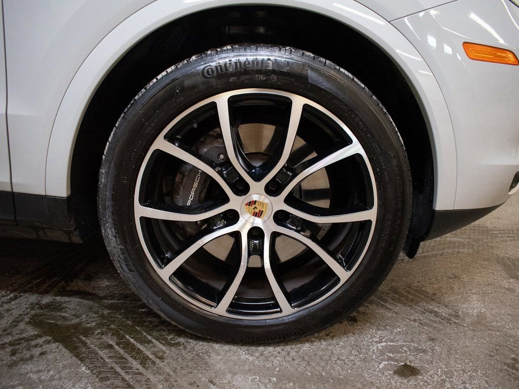 Certified 2023 Porsche Cayenne Platinum Edition image 17