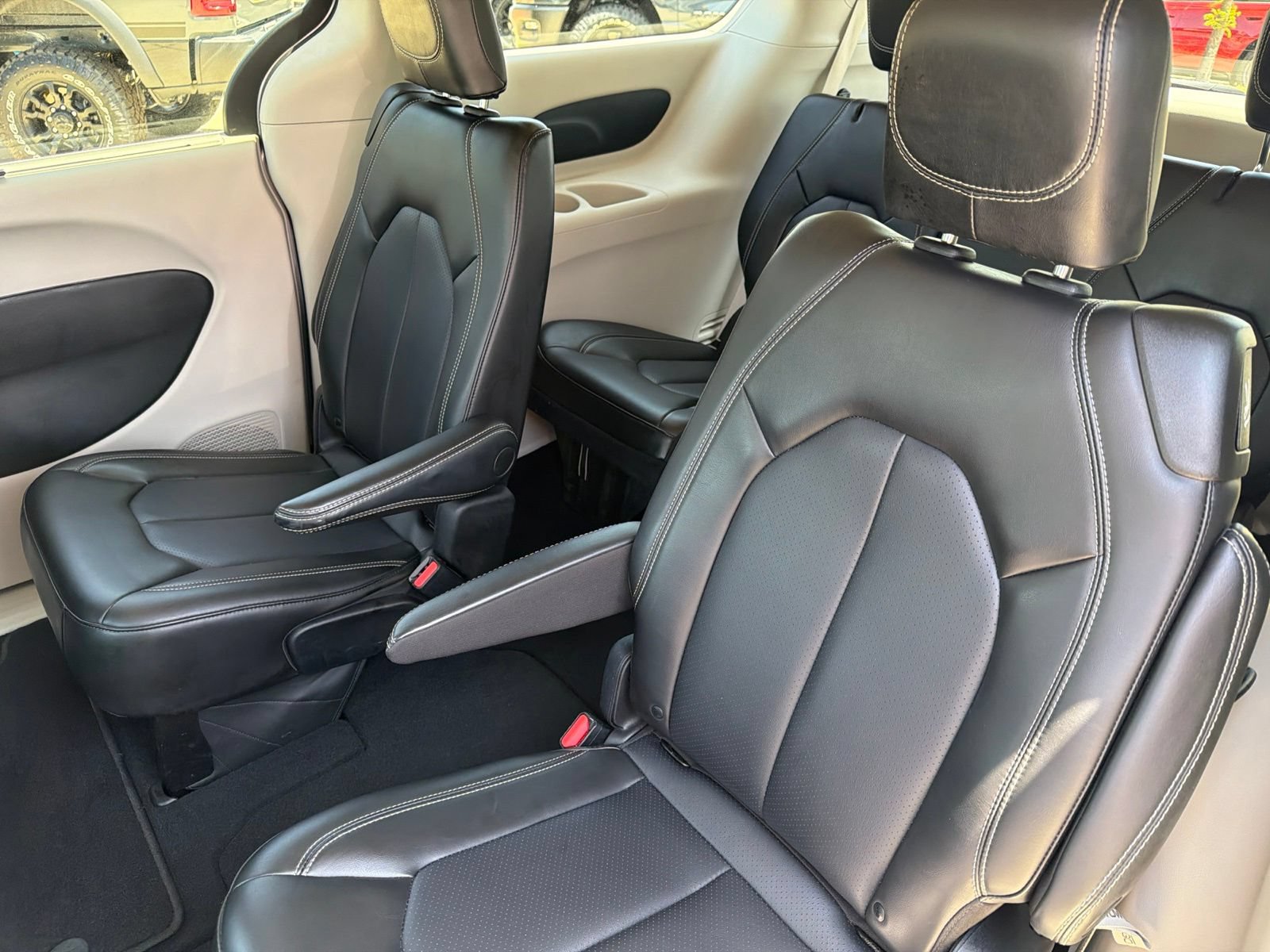 Used 2023 Chrysler Pacifica Touring-L FWD image 18