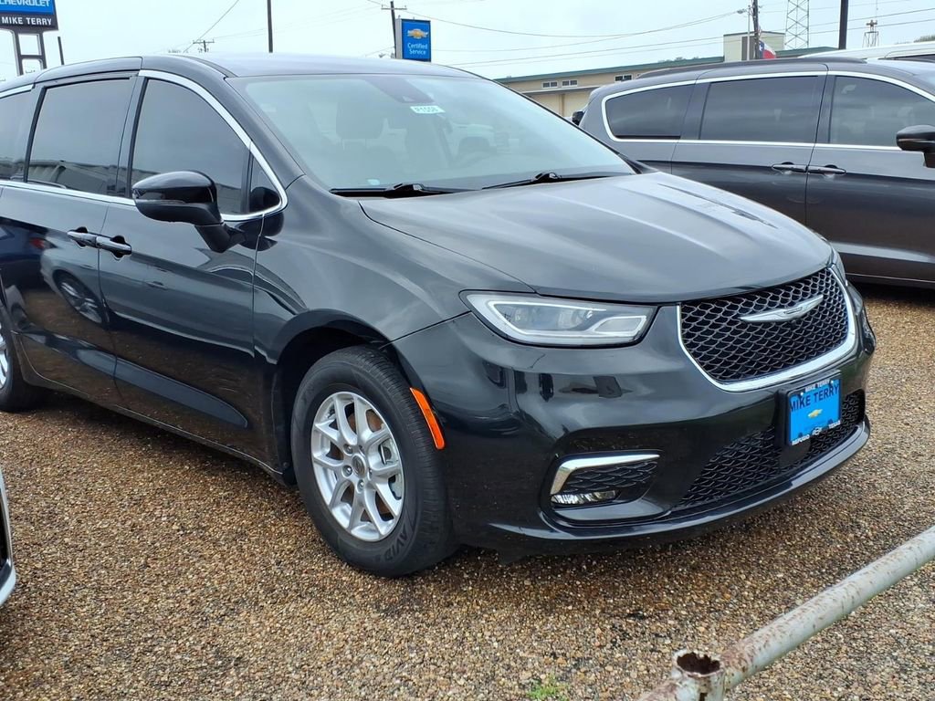 Used 2023 Chrysler Pacifica Touring-L image 5