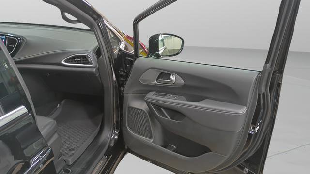 Used 2025 Chrysler Pacifica Select image 24