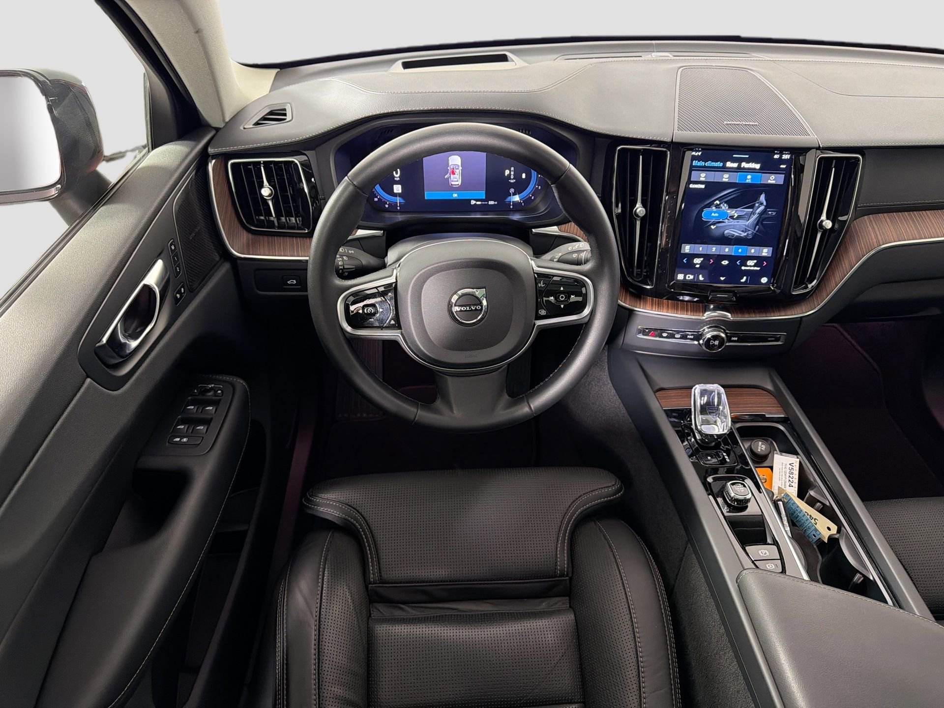 Certified 2023 Volvo XC60 B5 Ultimate image 24