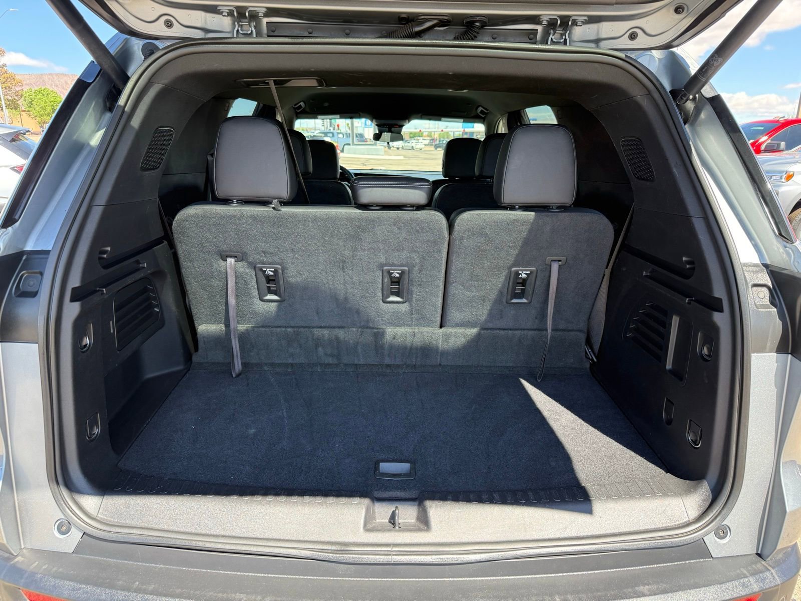 Used 2025 Chevrolet Traverse LT image 38