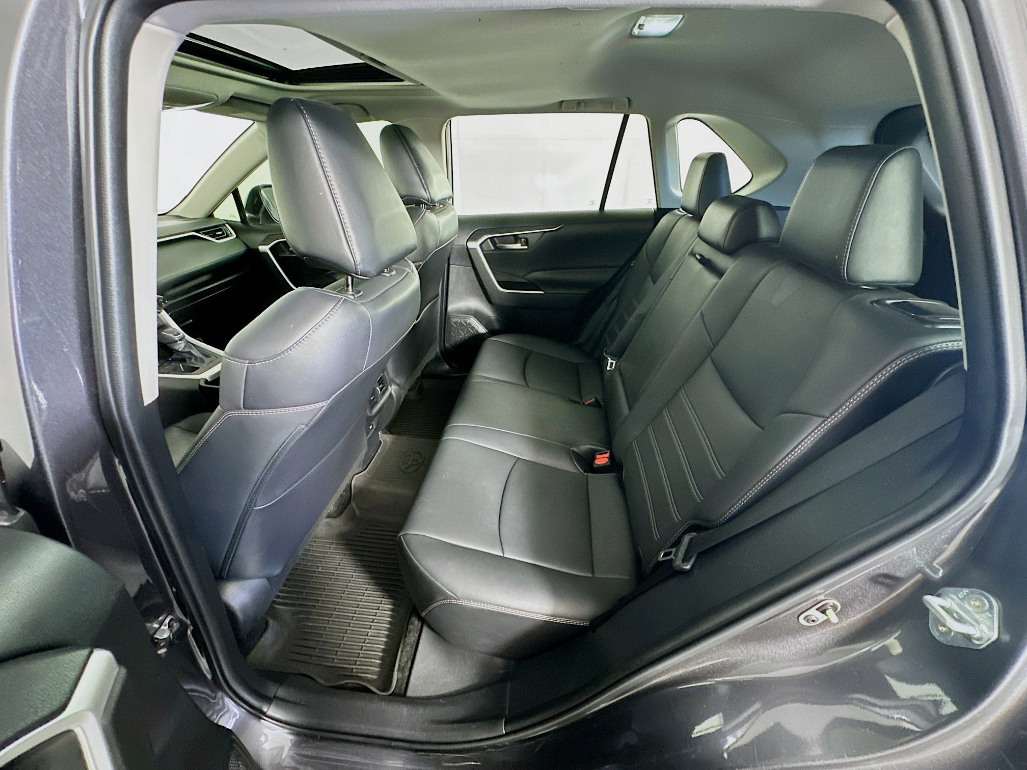 Used 2021 Toyota RAV4 XLE Premium FWD image 27