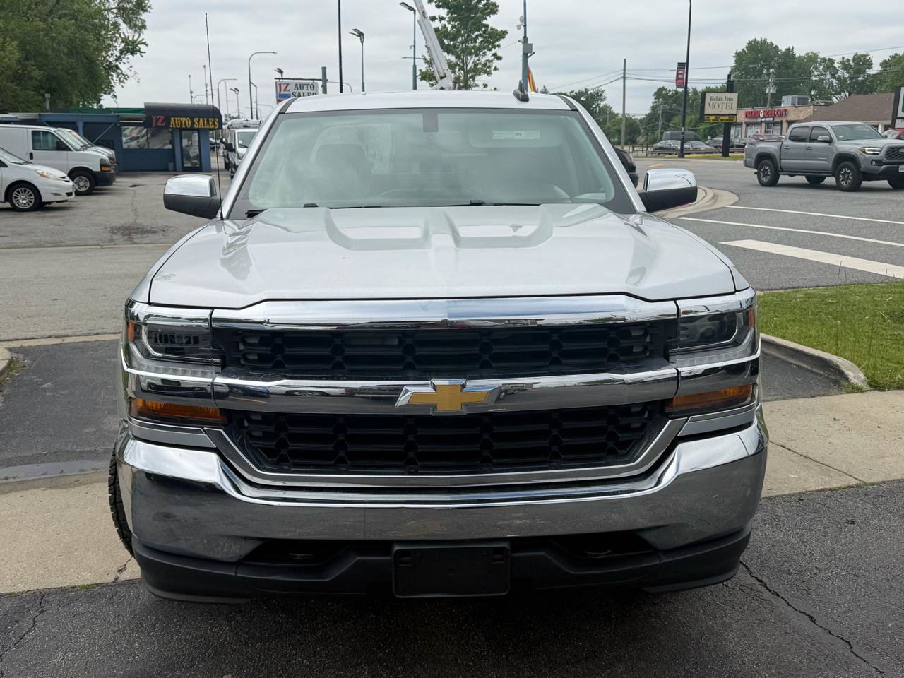 Used 2019 Chevrolet Silverado 1500 LT AWD/4WD image 2