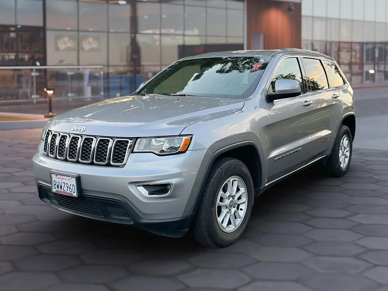Used 2018 Jeep Grand Cherokee Laredo image 2