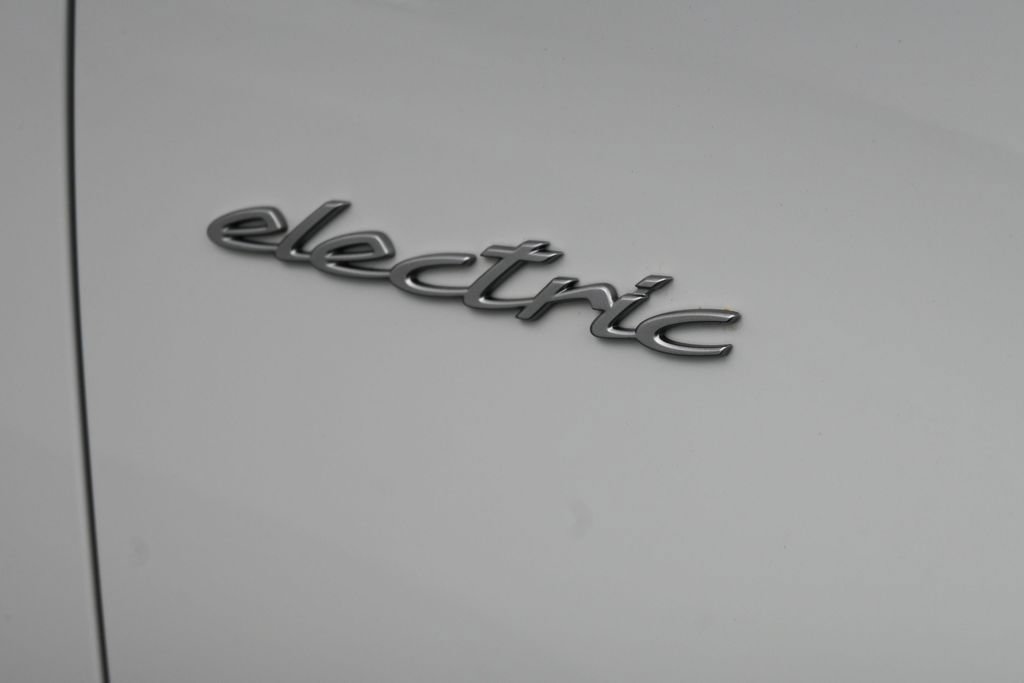 Certified 2025 Porsche Macan Electric RWD image 31