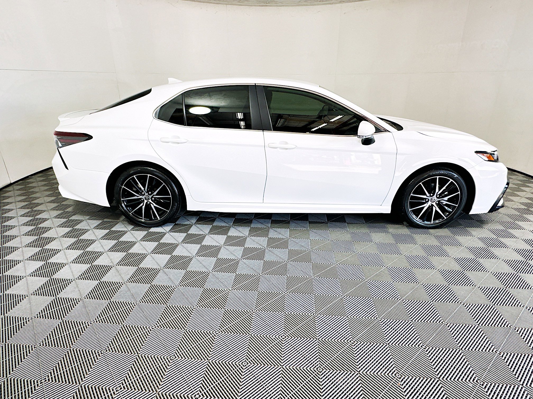 Used 2024 Toyota Camry SE FWD image 2
