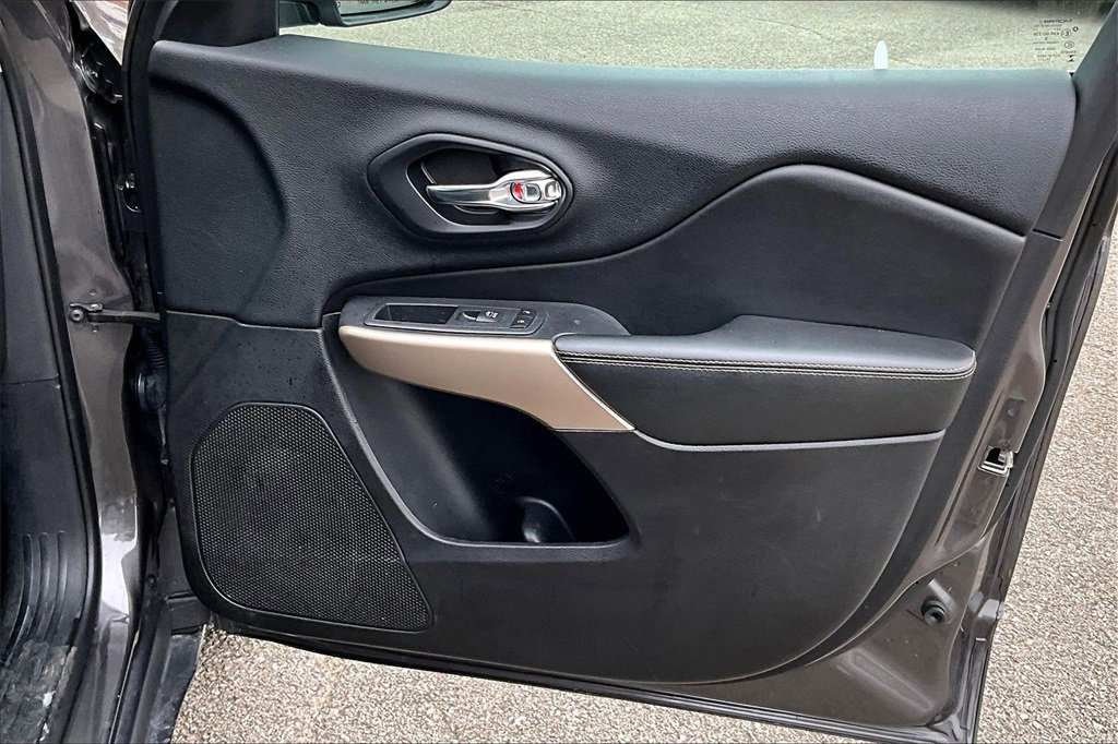 Used 2018 Jeep Cherokee Limited image 23