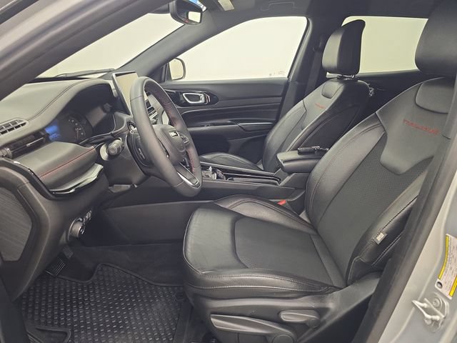 Used 2025 Jeep Compass Trailhawk AWD/4WD image 19