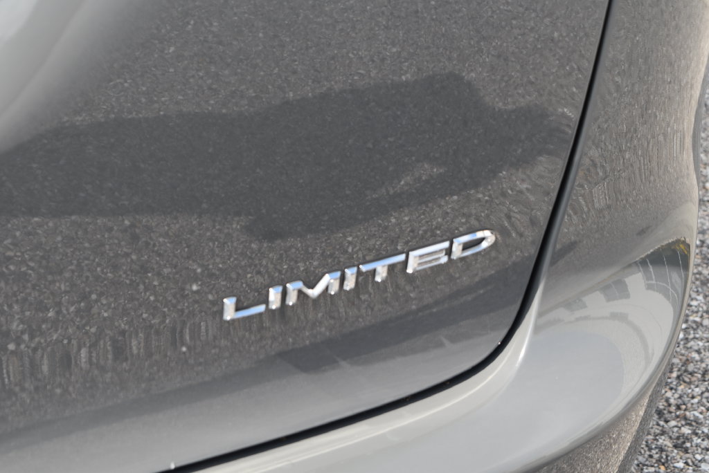 Used 2023 Chrysler Pacifica Limited FWD image 7