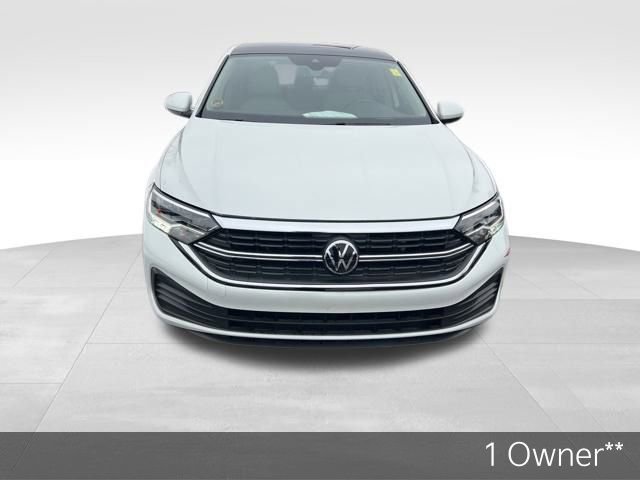 Used 2023 Volkswagen Jetta SE image 2