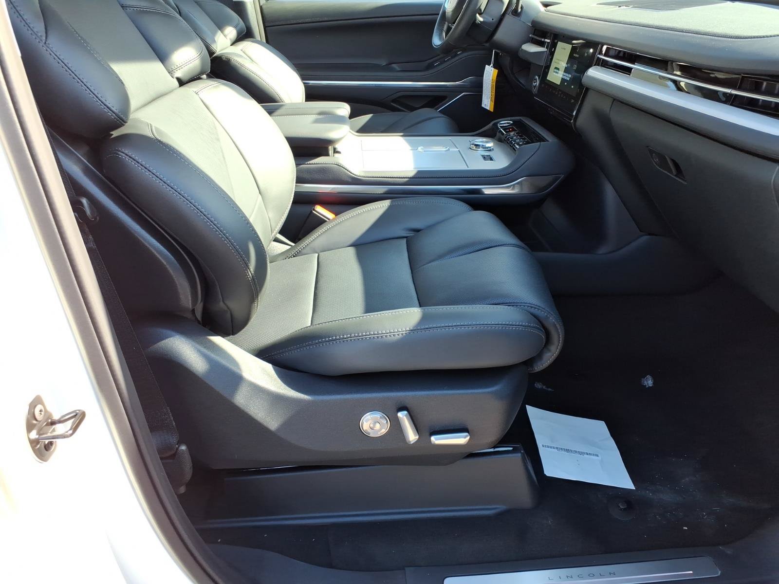 New 2026 Lincoln Navigator L Premier AWD/4WD image 8