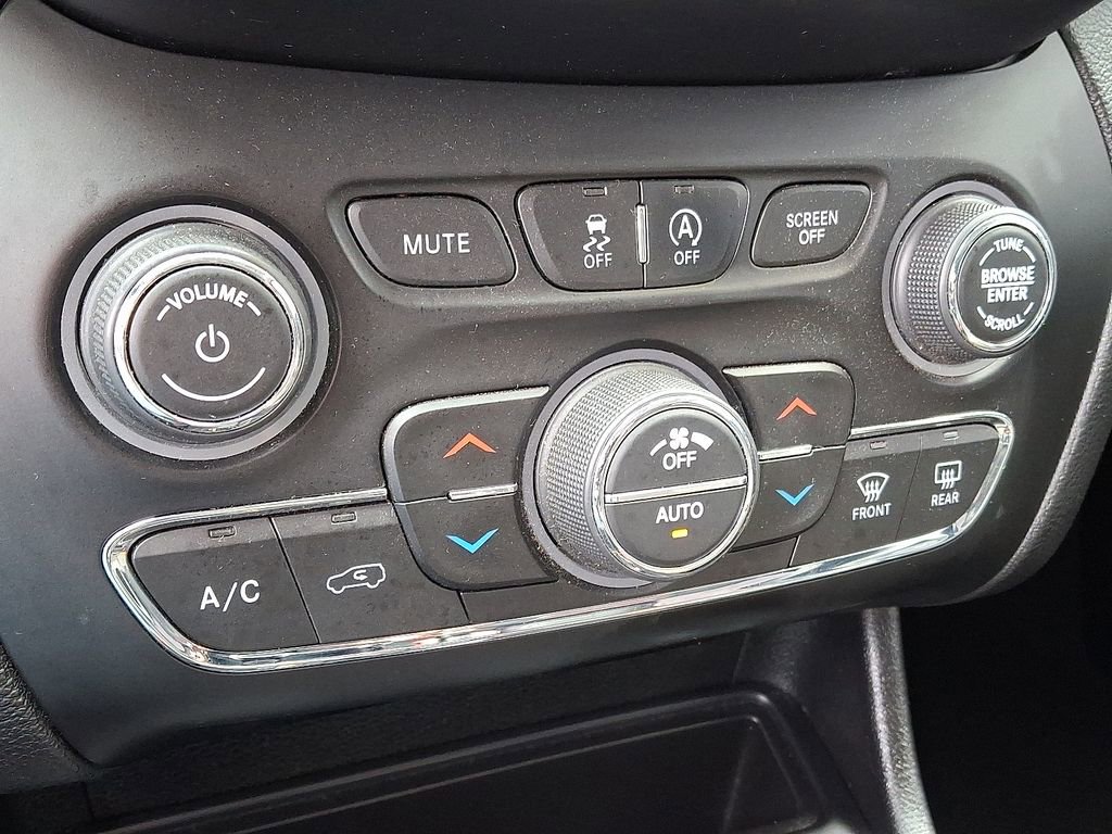 Used 2020 Jeep Cherokee Trailhawk w/ Cold Weather Group image 16