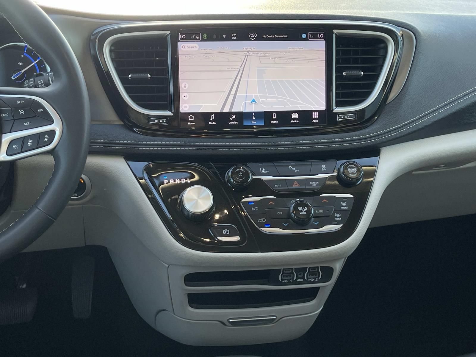 Used 2024 Chrysler Pacifica Limited FWD image 12