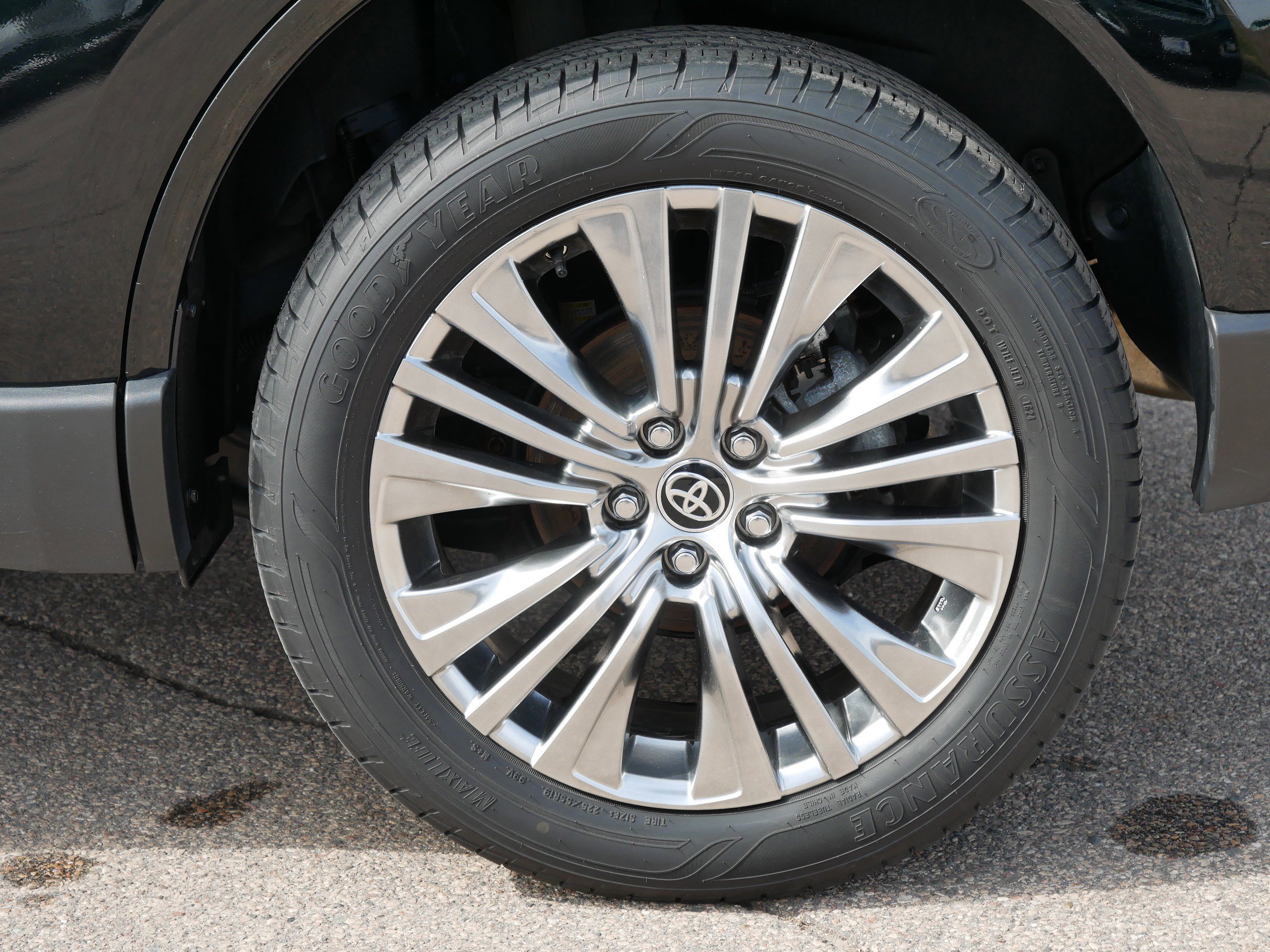 Used 2023 Toyota Venza XLE AWD/4WD image 9