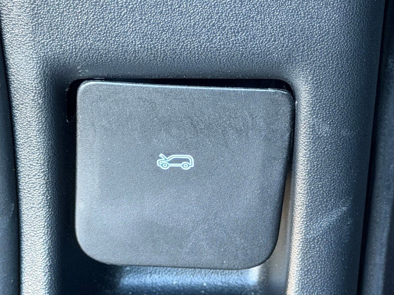 Used 2025 Land Rover Defender 90 S image 21