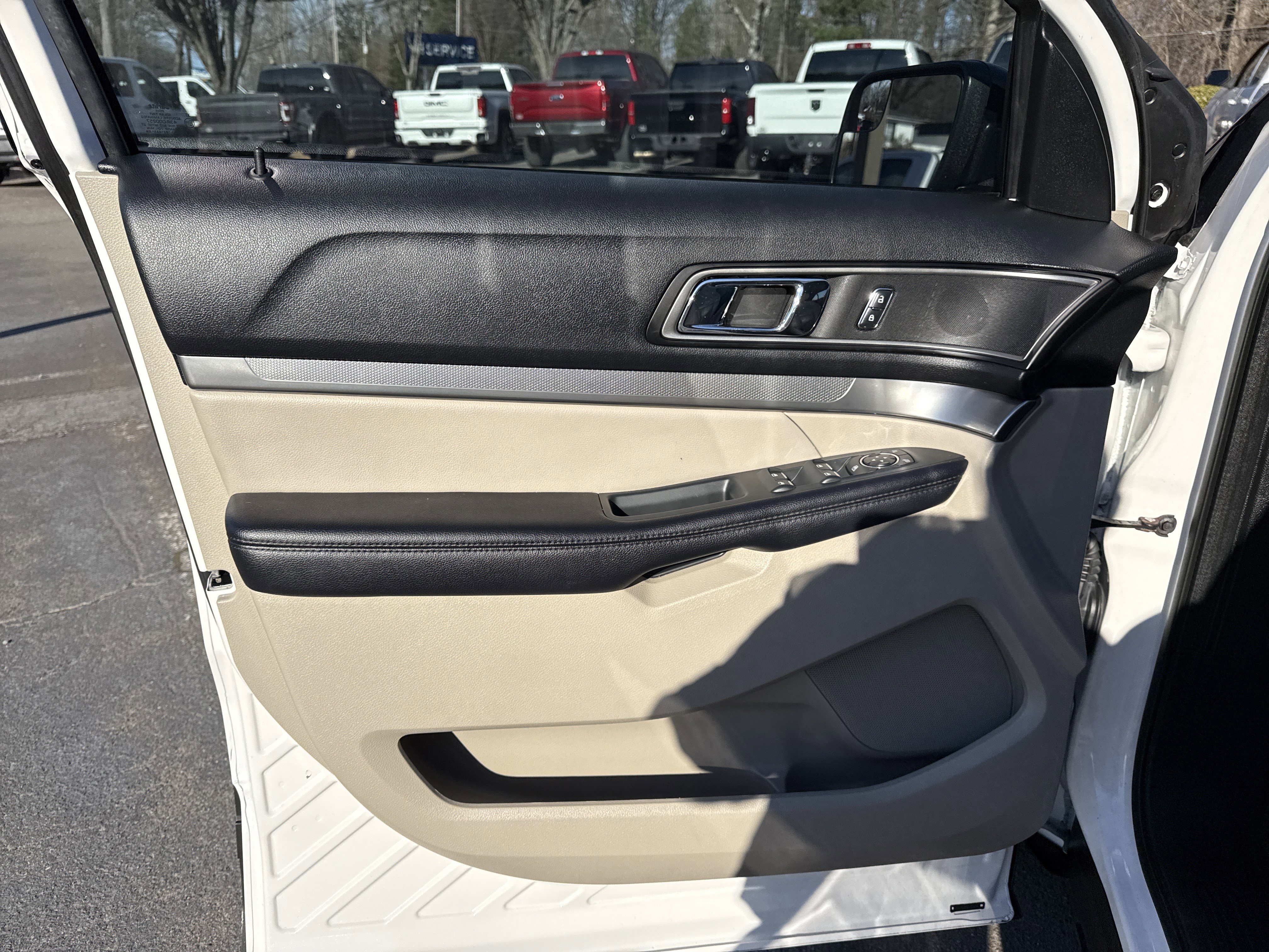 Used 2018 Ford Explorer XLT w/ Equipment Group 202A image 11