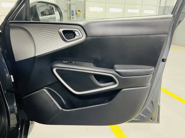 Used 2023 Kia Soul LX w/ LX Technology Package image 32