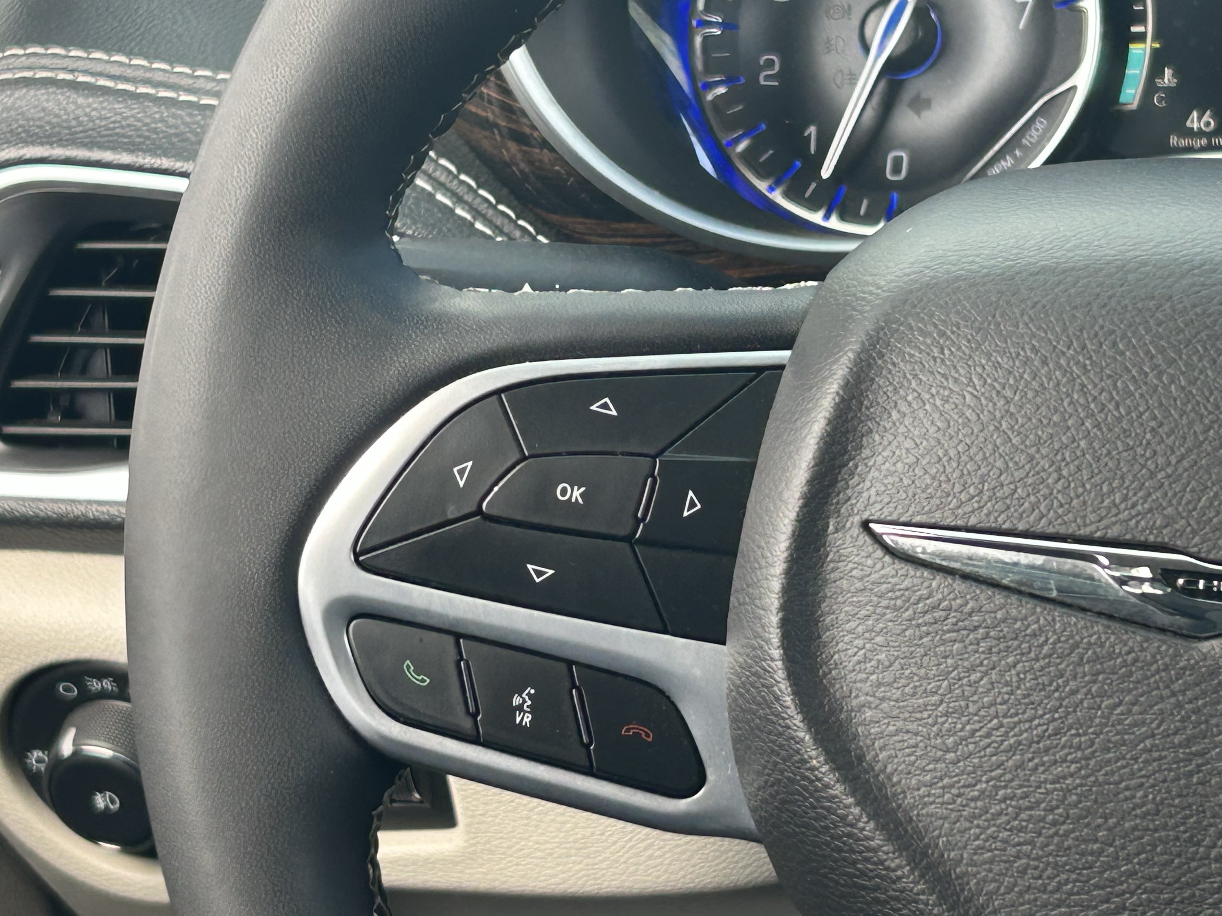 Used 2024 Chrysler Pacifica Limited FWD image 23