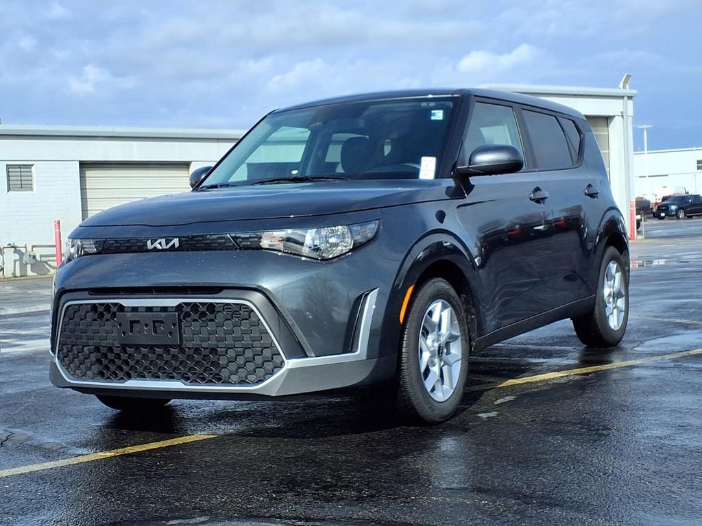 Used 2025 Kia Soul LX w/ LX Technology Package FWD image 2