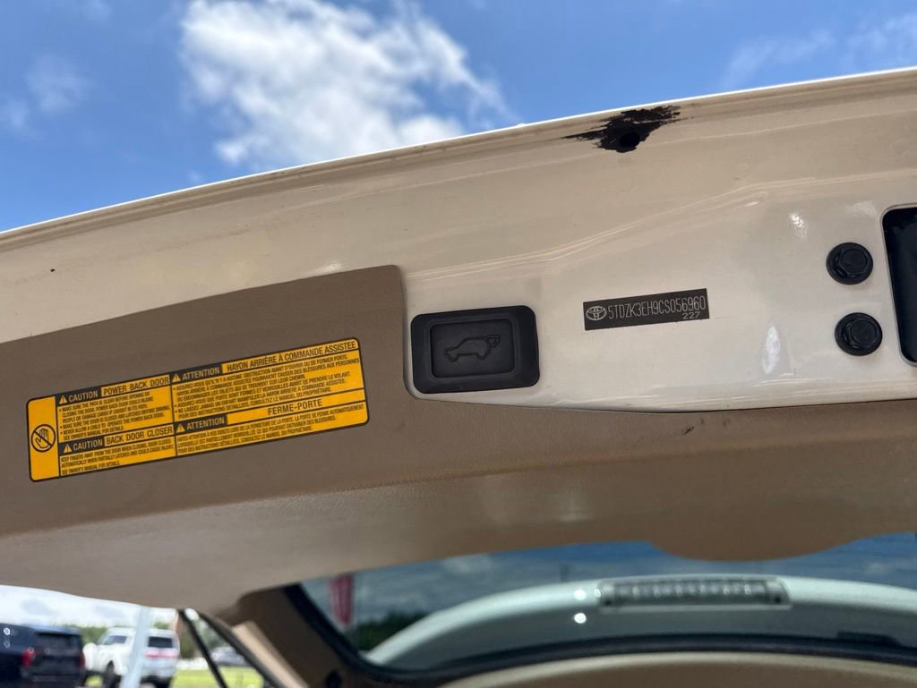 Used 2012 Toyota Highlander SE w/ Tow Pkg FWD image 8