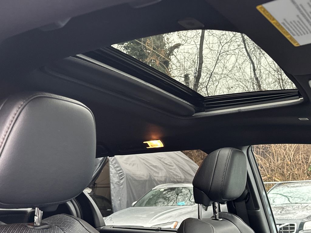 Used 2025 Toyota Sienna Limited image 15